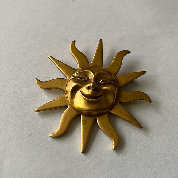 unsigned Jewelry - Smiling sun brooch.